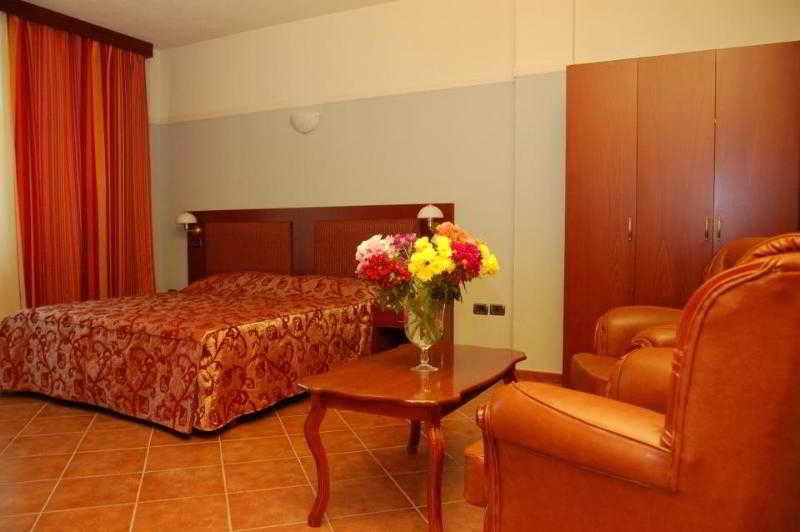 Hotel Elysee Тирана Экстерьер фото