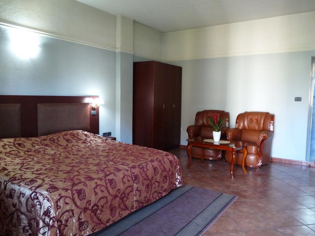 Hotel Elysee Тирана Экстерьер фото
