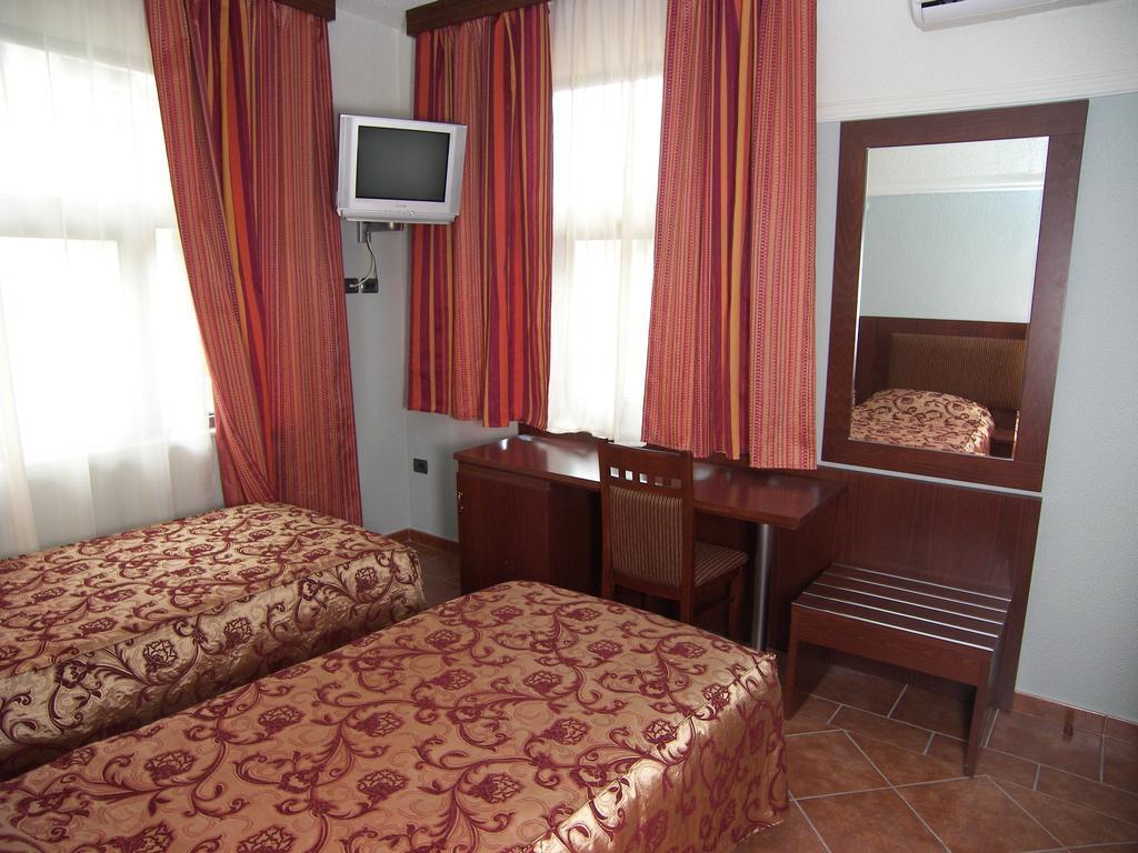 Hotel Elysee Тирана Экстерьер фото