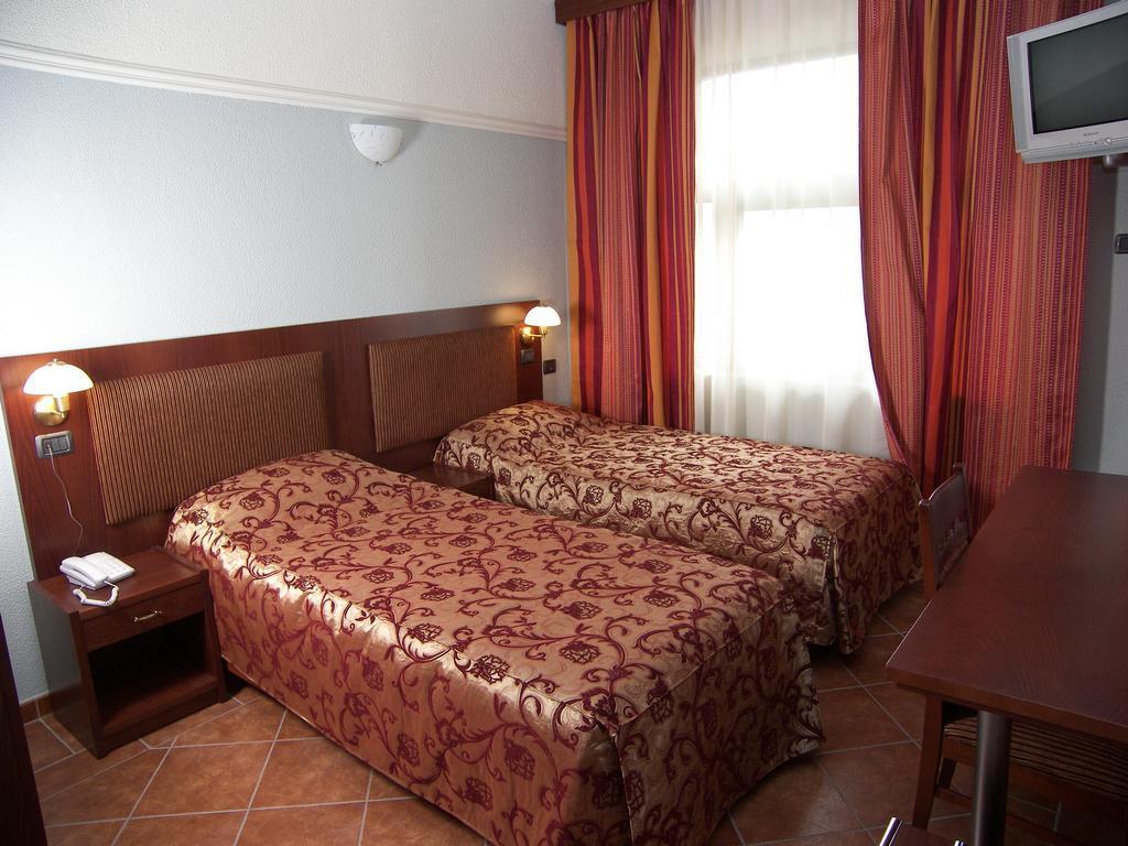 Hotel Elysee Тирана Экстерьер фото