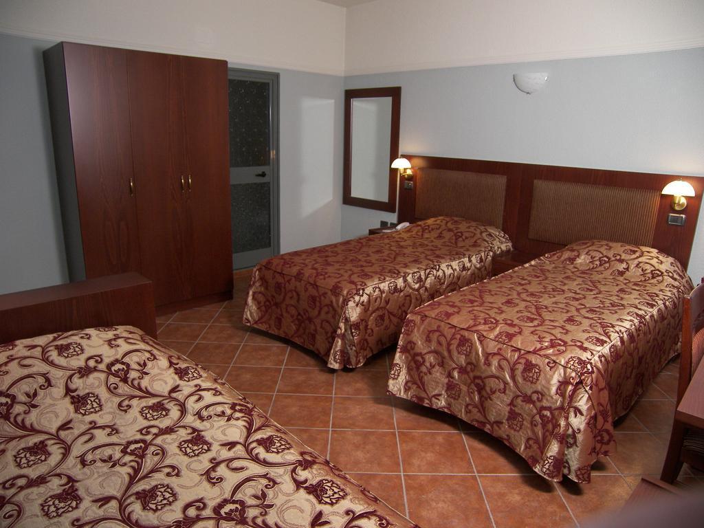 Hotel Elysee Тирана Экстерьер фото