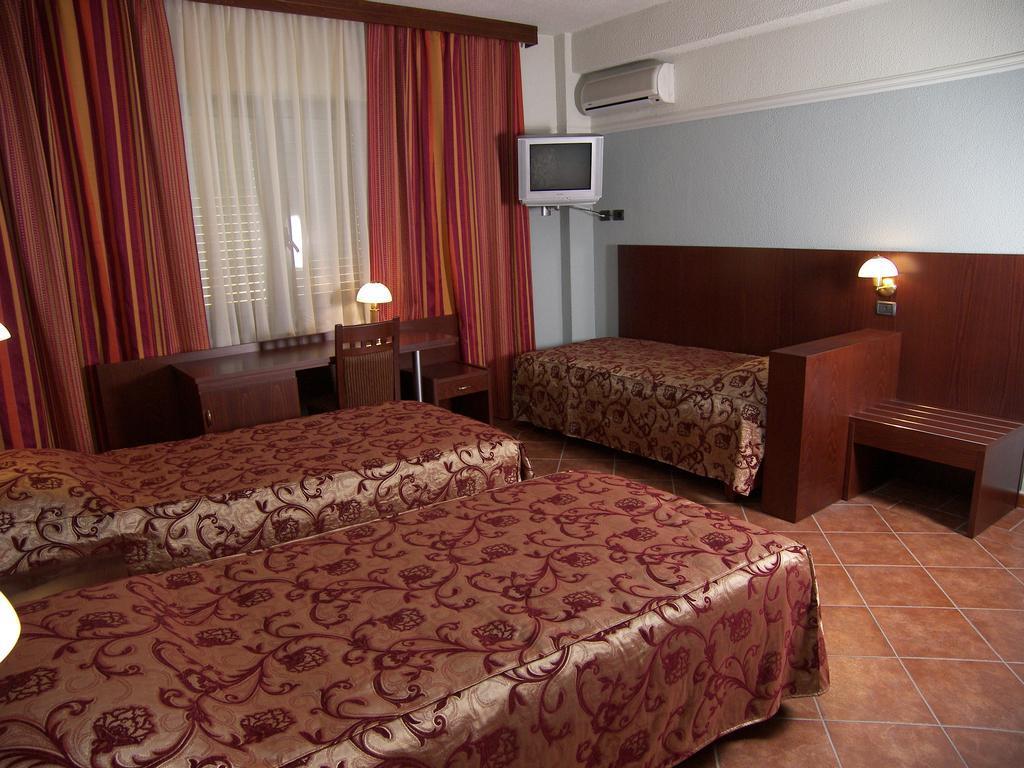 Hotel Elysee Тирана Экстерьер фото