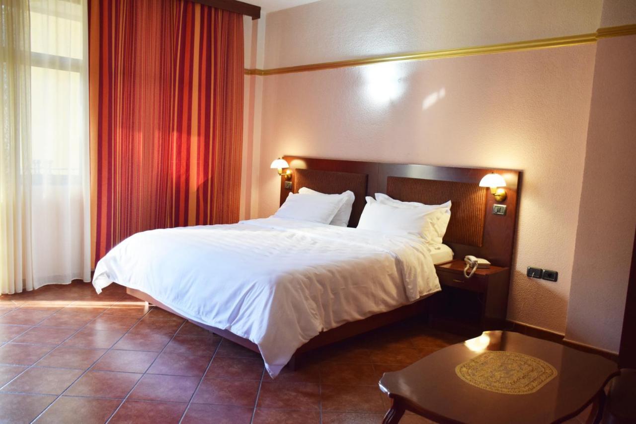 Hotel Elysee Тирана Экстерьер фото