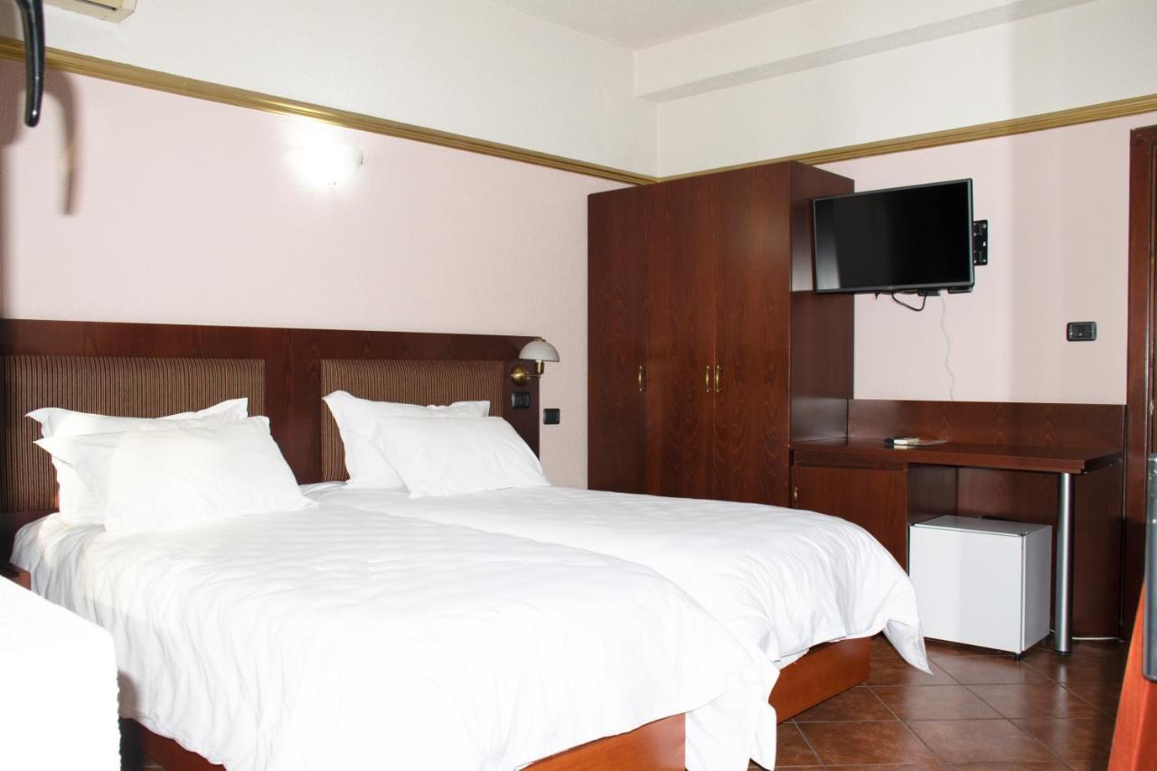 Hotel Elysee Тирана Экстерьер фото