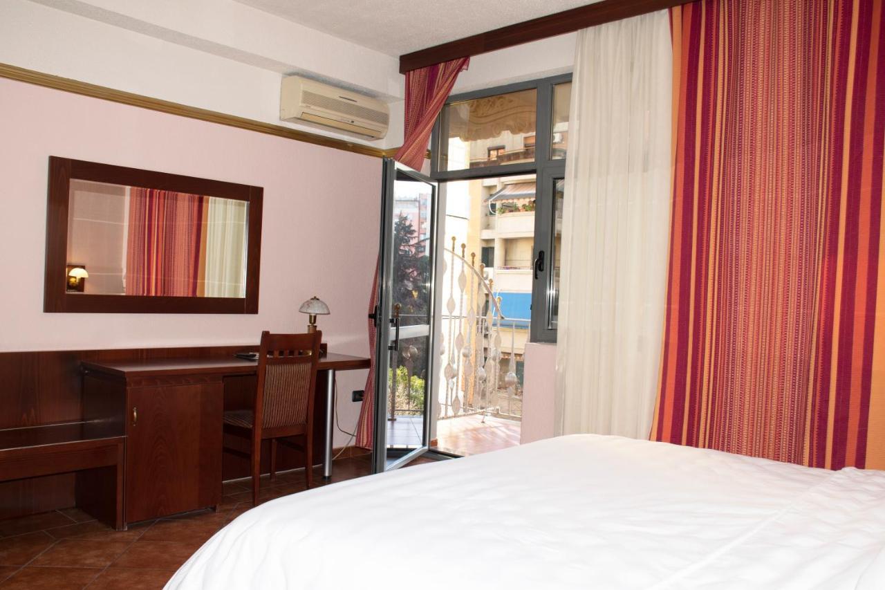 Hotel Elysee Тирана Экстерьер фото