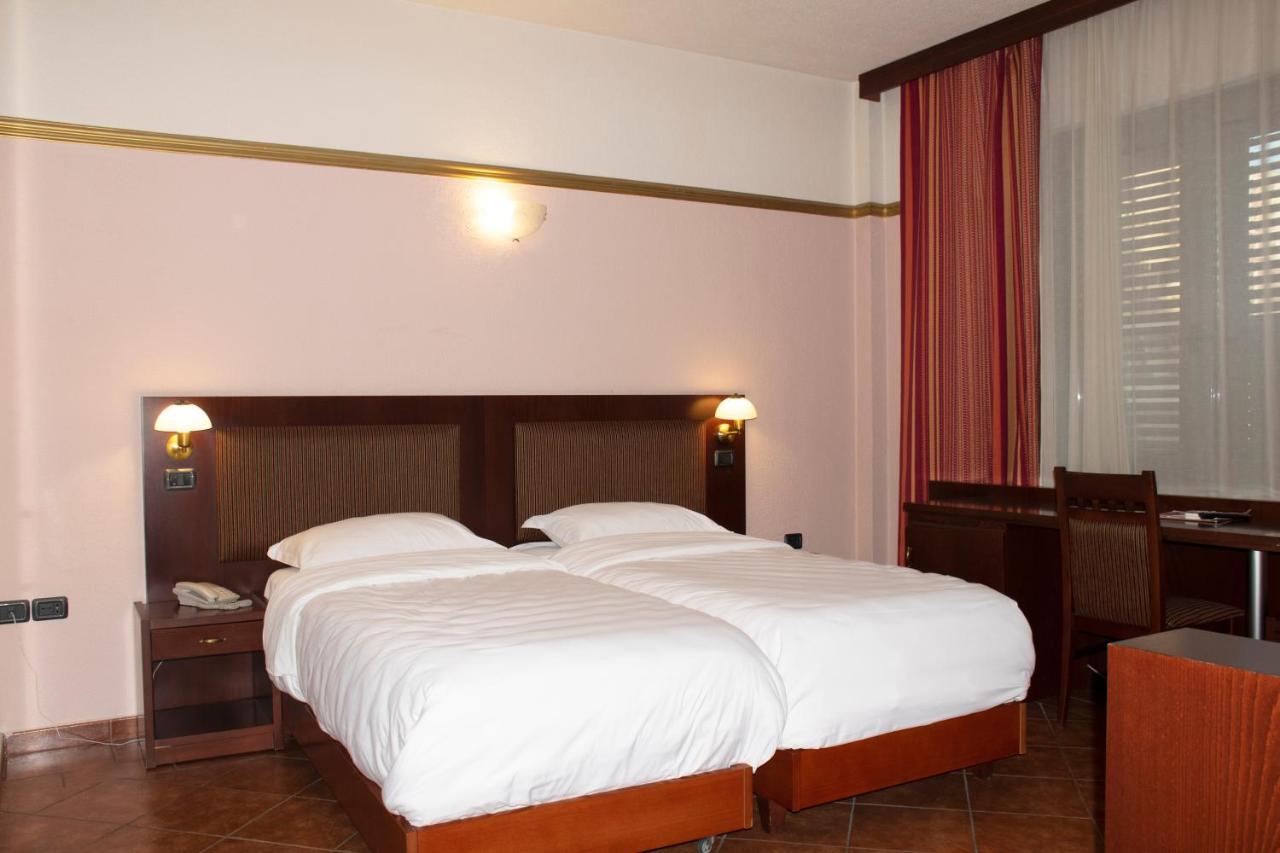 Hotel Elysee Тирана Экстерьер фото